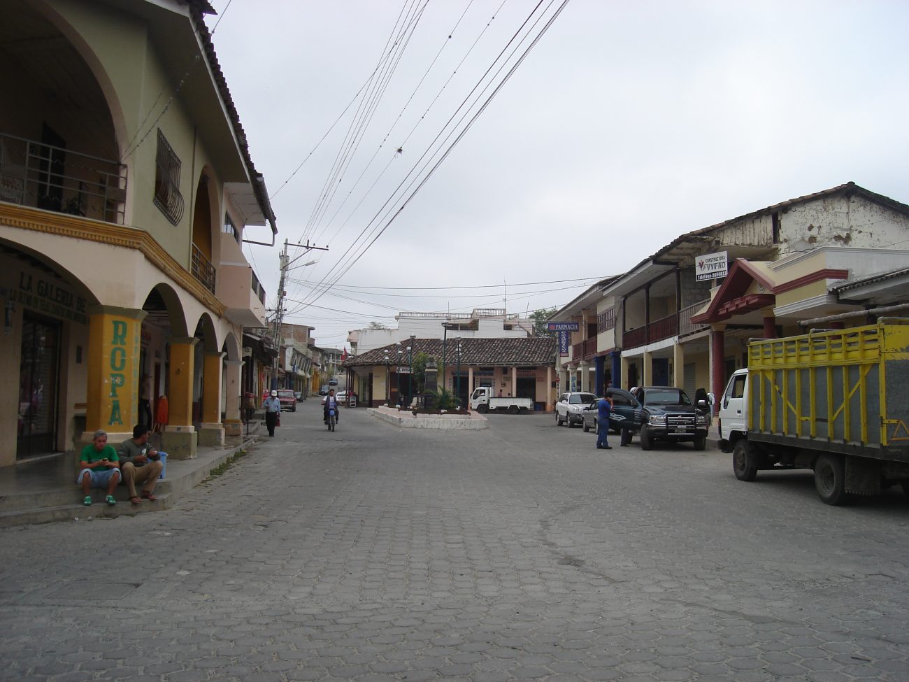 Calle comercial en el centro de Macará, Loja